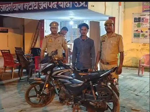 हाईवे पर बाइक पर खड़े होकर एक पहिए पर स्टंट-बोला कफ़न लेकर घूम..