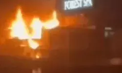 बिल्डिंग के 17वें फ्लोर पर पड़े कबाड़ में लगी आग ने धारण किया भीषण रूप बिल्डिंग के 17वें फ्लोर पर पड़े कबाड़ में लगी आग ने धारण किया भीषण रूप