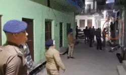 ड्रग माफियाओं के ठिकाने पर पुलिस की छापेमारी- घरों में दीवार फांदकर.. ड्रग माफियाओं के ठिकाने पर पुलिस की छापेमारी- घरों में दीवार फांदकर..