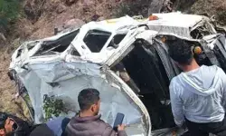 अनियंत्रित होकर खाई में गिरी टेंपो- चार लोगों की मौत- आधा दर्जन से.... अनियंत्रित होकर खाई में गिरी टेंपो- चार लोगों की मौत- आधा दर्जन से....