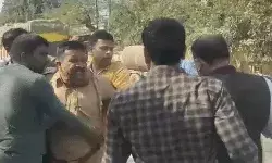 रंगे हाथ पकड़े गए रिश्वतखोर दरोगा को एसीबी ने कॉलर पकड़कर खींचा रंगे हाथ पकड़े गए रिश्वतखोर दरोगा को एसीबी ने कॉलर पकड़कर खींचा