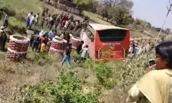 फर्राटा भर रही रोडवेज हाईवे पर खाई में गिरी- मौके पर मची चीख पुकार