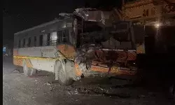 आमने सामने की टक्कर में रोडवेज बसों के उड़े परखच्चे-1 चालक की मौत आमने सामने की टक्कर में रोडवेज बसों के उड़े परखच्चे-1 चालक की मौत