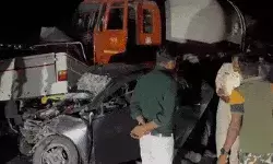 गैस टैंकर ने उड़ाये कार पिकअप के परखच्चे- मच गया हाहाकार- चली गई.. गैस टैंकर ने उड़ाये कार पिकअप के परखच्चे- मच गया हाहाकार- चली गई..