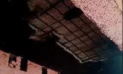 भरभराकर गिरा लेंटर- मोबाइल देख रही महिला समेत कई लोग दबे भरभराकर गिरा लेंटर- मोबाइल देख रही महिला समेत कई लोग दबे