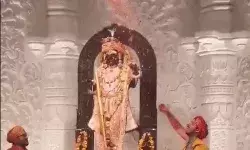 रामलला के साथ खेली जा रही होली- की जा रही गुलाल व फूलों की वर्षा रामलला के साथ खेली जा रही होली- की जा रही गुलाल व फूलों की वर्षा