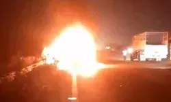 टैंकर की टक्कर से धूं धूंकर जली ईको वैन- होली मनाने आ रहे 19 लोग..