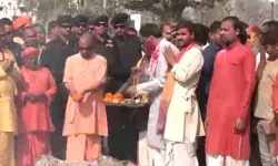 पूजा अर्चना कर सीएम योगी ने खेली होली- गायों और बछड़ों को लगाया गुलाल पूजा अर्चना कर सीएम योगी ने खेली होली- गायों और बछड़ों को लगाया गुलाल