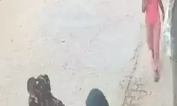 बाहर खेल रहे बच्चे को दो बुर्का पहनी महिलाओं ने उठाया- CCTV में हुई कैद बाहर खेल रहे बच्चे को दो बुर्का पहनी महिलाओं ने उठाया- CCTV में हुई कैद