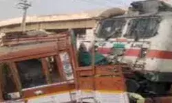 रेलवे ट्रैक पर फंसे ट्रक से एक्सप्रेस ट्रेन टकराई, मची अफरा तफरी