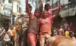 इनकार पर दूसरे मोहल्ले के लोगों को बुलाकर पुलिस ने निकलवाया जुलूस इनकार पर दूसरे मोहल्ले के लोगों को बुलाकर पुलिस ने निकलवाया जुलूस