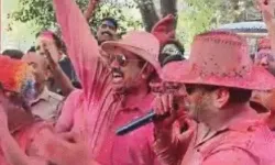 आईजी आवास पर पुलिस कर्मियों की नारेबाजी- तानाशाही नहीं चलेगी आईजी आवास पर पुलिस कर्मियों की नारेबाजी- तानाशाही नहीं चलेगी