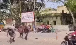 होली जुलूस में बवाल- पुलिस ने किया लाठी चार्ज- दौड़ा दौड़ा कर खदेड़ा होली जुलूस में बवाल- पुलिस ने किया लाठी चार्ज- दौड़ा दौड़ा कर खदेड़ा