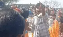 अस्थि विसर्जन के लिए नदी के बीच पहुंची नाव पानी में पलटी- तीन की मौत अस्थि विसर्जन के लिए नदी के बीच पहुंची नाव पानी में पलटी- तीन की मौत