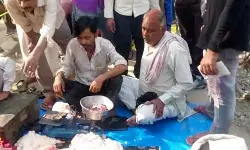 सड़क किनारे सजी मीट की दुकान- मौके पर पहुंची पुलिस ने डंडिया कर खदेड़ा सड़क किनारे सजी मीट की दुकान- मौके पर पहुंची पुलिस ने डंडिया कर खदेड़ा