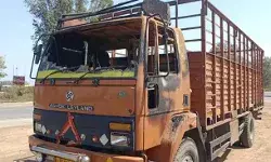 ड्राइविंग सीट पर बैठा ड्राइवर ट्रक में लगी आग में जिंदा जला- लाश.... ड्राइविंग सीट पर बैठा ड्राइवर ट्रक में लगी आग में जिंदा जला- लाश....