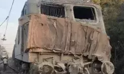 क्रॉसिंग में फंसे कंटेनर के माल गाड़ी ने उड़ाए परखच्चे- 100 मीटर तक... क्रॉसिंग में फंसे कंटेनर के माल गाड़ी ने उड़ाए परखच्चे- 100 मीटर तक...