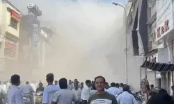 तीन मंजिला घड़ी शोरूम में लगी आग- एक फ्लोर पर फंसा मालिक का परिवार