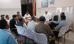 DM ने वोटर लिस्ट की कमियों को दूर करने में मांगा नेताओं का सहयोग DM ने वोटर लिस्ट की कमियों को दूर करने में मांगा नेताओं का सहयोग