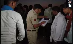 श्रद्धालुओं से भरी नाव पलटी- तीन महिलाओं एवं चार बच्चों समेत सात... श्रद्धालुओं से भरी नाव पलटी- तीन महिलाओं एवं चार बच्चों समेत सात...