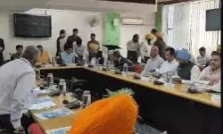 कृषि मंत्री की मौजूदगी में केंद्र सरकार के किसानों से बातचीत शुरू कृषि मंत्री की मौजूदगी में केंद्र सरकार के किसानों से बातचीत शुरू