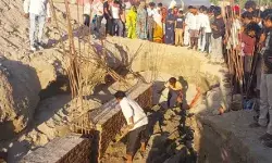 2 करोड़ की लागत से बना रहे घाट पर हादसा- दीवार गिरने से मासूम की मौत 2 करोड़ की लागत से बना रहे घाट पर हादसा- दीवार गिरने से मासूम की मौत