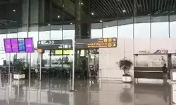 एयरपोर्ट चेक काउंटर पर बेहोश होकर गिरी महिला- और उड़ गए....