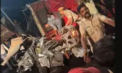 शादी समारोह से लौट रहे लोगों की कार पर पलटा ट्रक- चली गई 6 लोगों की जान शादी समारोह से लौट रहे लोगों की कार पर पलटा ट्रक- चली गई 6 लोगों की जान