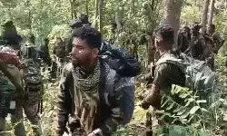 एनकाउंटर में 22 नक्सली किए ढेर- शव एवं हथियार बरामद- गोलीबारी जारी