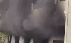 अस्पताल के पास 4 मंजिला बिल्डिंग में लगी आग- जान बचाकर भाग लोग अस्पताल के पास 4 मंजिला बिल्डिंग में लगी आग- जान बचाकर भाग लोग