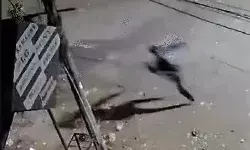 बाइक पर सवार होकर पहुंचे युवकों ने फेंके बम- धमाकों से इलाके में दहशत