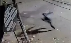 बाइक पर सवार होकर पहुंचे युवकों ने फेंके बम- धमाकों से इलाके में दहशत