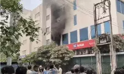 महिंद्रा कोटक बैंक में लगी आग से मचा हड़कंप-पुलिस ने खाली कराई बिल्डिंग महिंद्रा कोटक बैंक में लगी आग से मचा हड़कंप-पुलिस ने खाली कराई बिल्डिंग