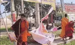 बाबा के 1008 कुंडीय यज्ञ में बवाल- महायज्ञ में आए ब्राह्मणों पर फायरिंग बाबा के 1008 कुंडीय यज्ञ में बवाल- महायज्ञ में आए ब्राह्मणों पर फायरिंग