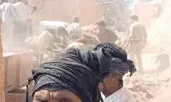 भरभराकर गिरी ईंट भट्टे की दीवार के नीचे पांच मजदूर दबे- मौके पर हंगामा भरभराकर गिरी ईंट भट्टे की दीवार के नीचे पांच मजदूर दबे- मौके पर हंगामा