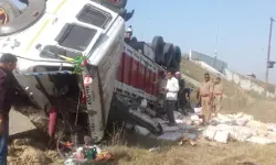 एक्सप्रेस वे की रेलिंग तोड़कर खाई में गिरे ट्रक से बिखरी दारू की बोतलें एक्सप्रेस वे की रेलिंग तोड़कर खाई में गिरे ट्रक से बिखरी दारू की बोतलें