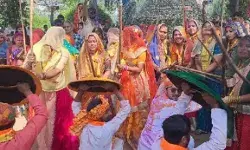 होली के हुड़दंग में महिलाओं ने पुरुषों पर बरसाए लट्ठ- ढोल नगाड़ों की.. होली के हुड़दंग में महिलाओं ने पुरुषों पर बरसाए लट्ठ- ढोल नगाड़ों की..