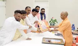 मंत्री कपिल देव ने CM योगी से मिलकर कथा में आने का दिया निमंत्रण मंत्री कपिल देव ने CM योगी से मिलकर कथा में आने का दिया निमंत्रण