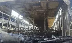 बस स्टैंड पर खड़ी दो बसों में लगी आग- जिंदा जला क्लीनर हुआ खाक बस स्टैंड पर खड़ी दो बसों में लगी आग- जिंदा जला क्लीनर हुआ खाक