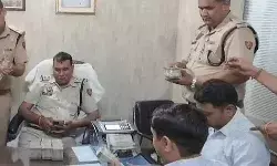 ब्रेजा से मिला नोटों का जखीरा- गड़िडयों से भर गई टेबल- गिनने को..... ब्रेजा से मिला नोटों का जखीरा- गड़िडयों से भर गई टेबल- गिनने को.....