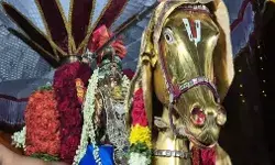 बेशकीमती आभूषणों से अलंकृत भगवान को रास्ते में भीलों ने लूटा बेशकीमती आभूषणों से अलंकृत भगवान को रास्ते में भीलों ने लूटा