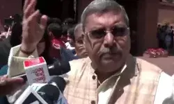 संसद परिसर में तृणमूल सांसदों का प्रदर्शन- कृषि मंत्री को बताया दलाल