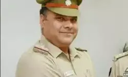 10 करोड़ की लूट के दो आरोपी छोड़ें- इंस्पेक्टर समेत तीन पुलिस कर्मी... 10 करोड़ की लूट के दो आरोपी छोड़ें- इंस्पेक्टर समेत तीन पुलिस कर्मी...
