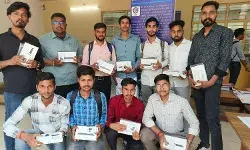 एस0 डी0 कॉलेज ऑफ फार्मेसी में छात्र-छात्राओं को बांटे टेबलैट्स एस0 डी0 कॉलेज ऑफ फार्मेसी में छात्र-छात्राओं को बांटे टेबलैट्स