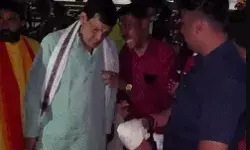 ऊर्जा मंत्री की सभा में बत्ती हुई गुल- मोबाइल की रोशनी में ढूंढा जूता ऊर्जा मंत्री की सभा में बत्ती हुई गुल- मोबाइल की रोशनी में ढूंढा जूता