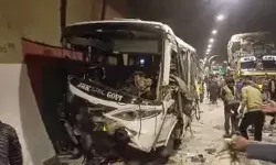 टनल में हादसा- सुरंग की दीवार से टकराकर पलटी श्रीनगर जा रही बस टनल में हादसा- सुरंग की दीवार से टकराकर पलटी श्रीनगर जा रही बस