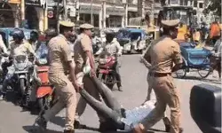 सपाइयों का पुलिस ने बनाया हिंडौला- हाथ टांग पकड़ झूला झुलाया और फिर..