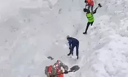 बाबा केदार के दर्शन के लिए बर्फ काटकर तैयार किया जा रहा रास्ता