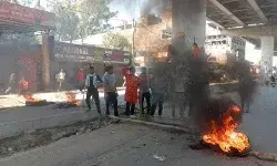 BJP नेता के मर्डर के विरोध में रांची बंद- जगह जगह जलाए टायर- बाजारों.. BJP नेता के मर्डर के विरोध में रांची बंद- जगह जगह जलाए टायर- बाजारों..