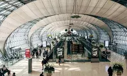 कपड़े उतारकर महिला का एयरपोर्ट पर उत्पात- नग्न हालत में लोगों पर अटैक कपड़े उतारकर महिला का एयरपोर्ट पर उत्पात- नग्न हालत में लोगों पर अटैक